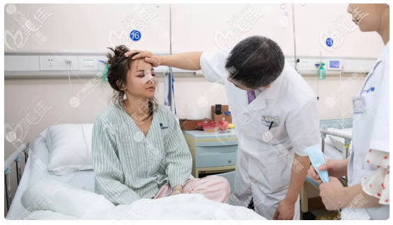 在廣州曙光做完鼻子后王旭明來查房