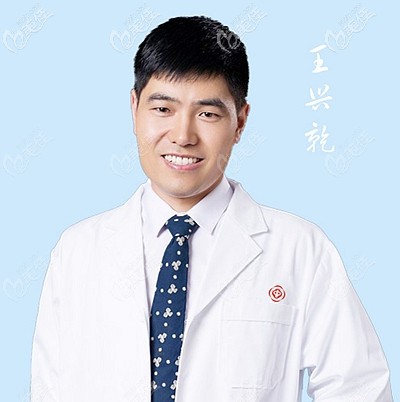 在南陽<!--<i data=20240709-sp></i>-->整形外科坐診的王興乾醫(yī)生