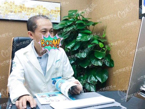 植發(fā)后，工作中的覃堅(jiān)醫(yī)生