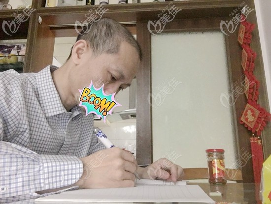 頭頂植發(fā)一個(gè)月的覃堅(jiān)醫(yī)生