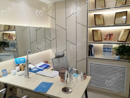 一對(duì)一植發(fā)術(shù)前面診室