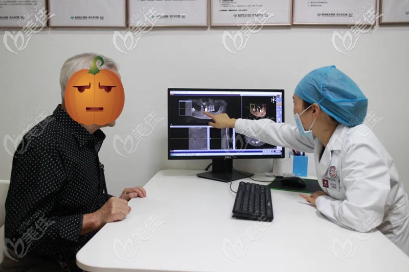 廖院長(zhǎng)對(duì)林大伯進(jìn)行方案設(shè)計(jì)