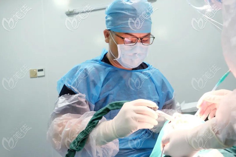 廖崇元院長(zhǎng)手術(shù)現(xiàn)場(chǎng)