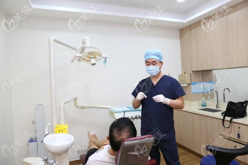 鄧宏亮醫(yī)生為顧客診療 鄧宏亮醫(yī)生為顧客診療