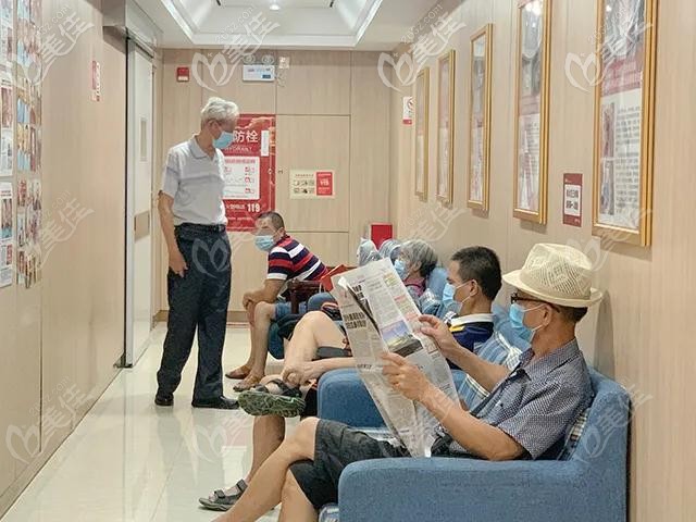 走廊坐滿了等待治療的顧客 走廊坐滿了等待治療的顧客