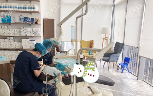 這例中度牙齒擁擠不齊的矯正案例,出自佛山南海區(qū)拜爾牙科