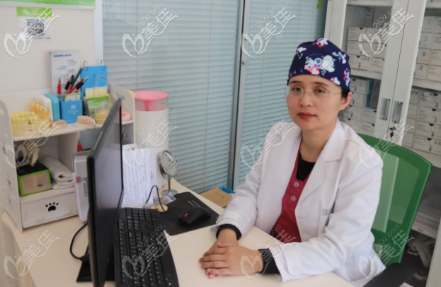 工作時(shí)間的張玉璟主任 工作時(shí)間的張玉璟主任