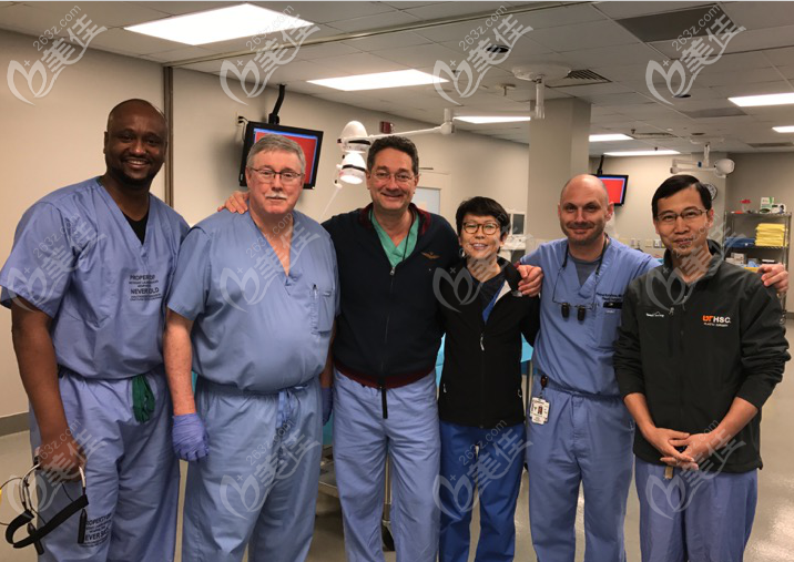 廣東美恩劉祥廈醫(yī)生在美國(guó)顱頜面外科進(jìn)修時(shí)與美國(guó)<span style= 廣東美恩劉祥廈醫(yī)生在美國(guó)顱頜面外科進(jìn)修時(shí)與美國(guó)<span style=