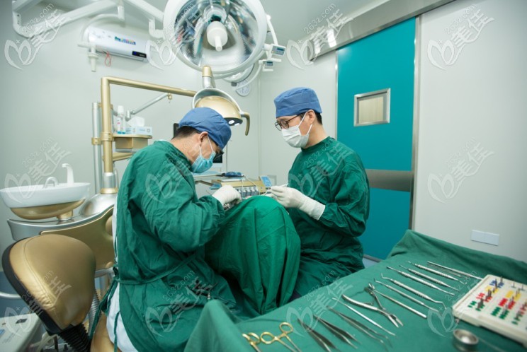 專(zhuān)門(mén)無(wú)菌手術(shù)室進(jìn)行種牙.jpg
