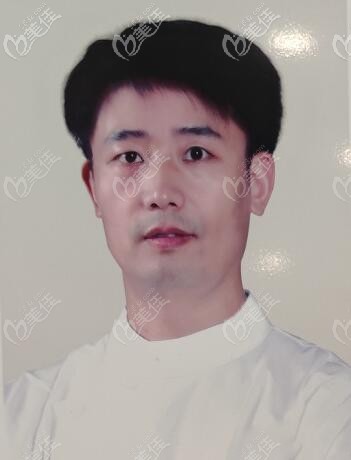 泰康拜博口腔河南事業(yè)部種植總監(jiān)——王中杰