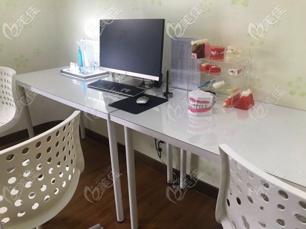 醫(yī)院為顧客定制牙齒模式 醫(yī)院為顧客定制牙齒模式