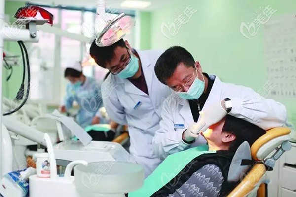 鄭雷為患者做口腔檢查 鄭雷為患者做口腔檢查