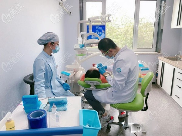 藍(lán)天口腔重視醫(yī)護(hù)人員的業(yè)務(wù)水平和職業(yè)道德的培訓(xùn) 藍(lán)天口腔重視醫(yī)護(hù)人員的業(yè)務(wù)水平和職業(yè)道德的培訓(xùn)