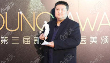 朱昊醫(yī)生獲獎?wù)? alt=