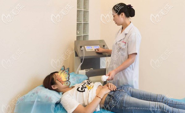 成都恒博醫(yī)院楊小群醫(yī)生正在治療妊娠紋 成都恒博醫(yī)院楊小群醫(yī)生正在治療妊娠紋