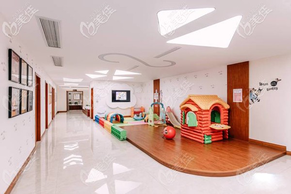 醫(yī)院的兒童候診區(qū) 醫(yī)院的兒童候診區(qū)