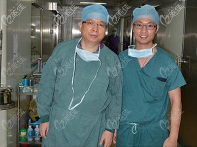 楊勝發(fā)醫(yī)生參加學(xué)術(shù)活動和醫(yī)生合影