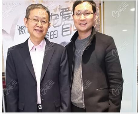 楊勝發(fā)醫(yī)生和<!--<i data=20240703-sp></i>-->醫(yī)生合影