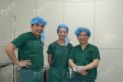 孟慶鵬院長(zhǎng)參加手術(shù)交流會(huì)議