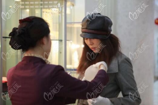 雅美工作人員展示娜綺麗解剖型隆胸假體 雅美工作人員展示娜綺麗解剖型隆胸假體