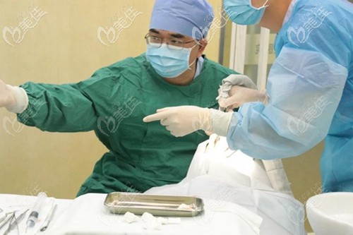 工作中的黃志斌醫(yī)生