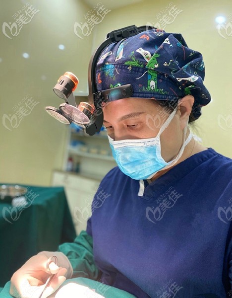 艾玲整形院長(zhǎng)謝艾玲做雙眼皮手術(shù)中 艾玲整形院長(zhǎng)謝艾玲做雙眼皮手術(shù)中