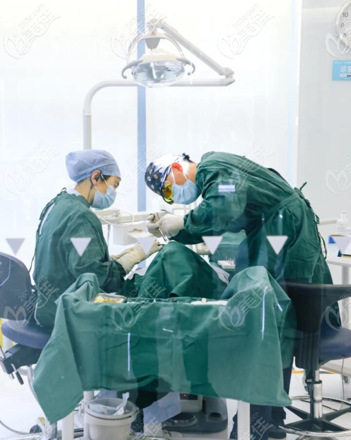 老媽在鈦植口腔做種植牙的照片