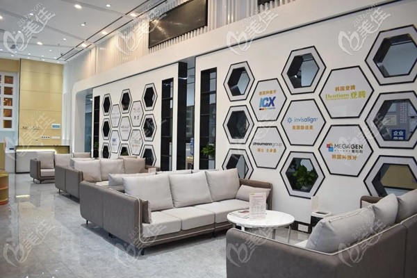 院內(nèi)寬敞的休息大廳