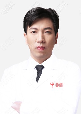 坐診于長沙亞韓的易東風醫(yī)生