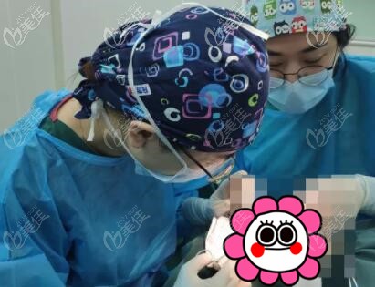 王香平做雙眼皮手術(shù)過程中