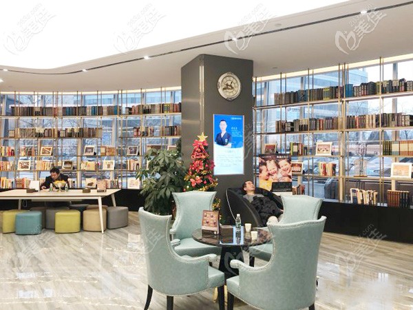 一樓超大的圖書(shū)館 一樓超大的圖書(shū)館