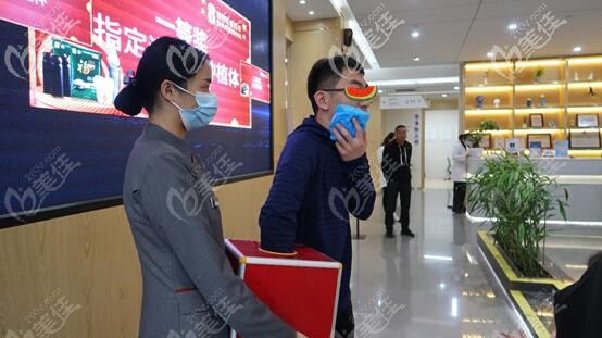 種植過牙的人親身經(jīng)歷告訴你:后牙缺失3顆在昆明美奧口腔做諾貝爾種植牙的質(zhì)量和價(jià)格如何