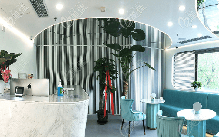 北京俏中關醫(yī)療美容門診部前臺一角 北京俏中關醫(yī)療美容門診部前臺一角