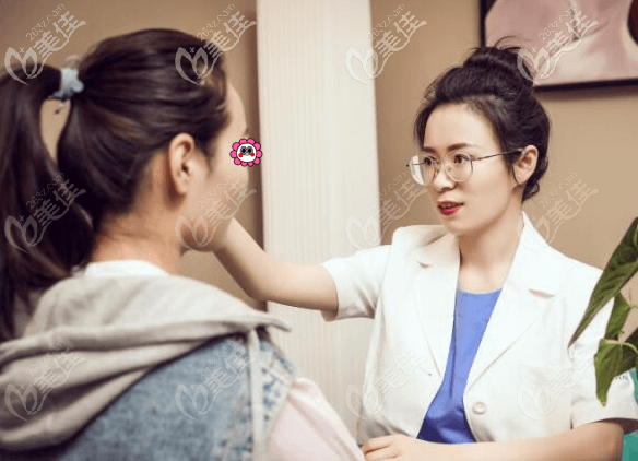 北京俏中關醫(yī)美<!--<i data=20240703-sp></i>-->霞醫(yī)生工作照 北京俏中關醫(yī)美<!--<i data=20240703-sp></i>-->霞醫(yī)生工作照