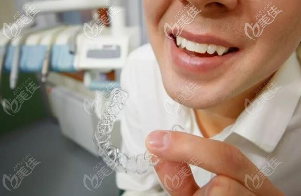 隱形牙套的佩戴時(shí)間