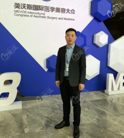 岳才醫(yī)生參加學(xué)術(shù)會照 岳才醫(yī)生參加學(xué)術(shù)會照