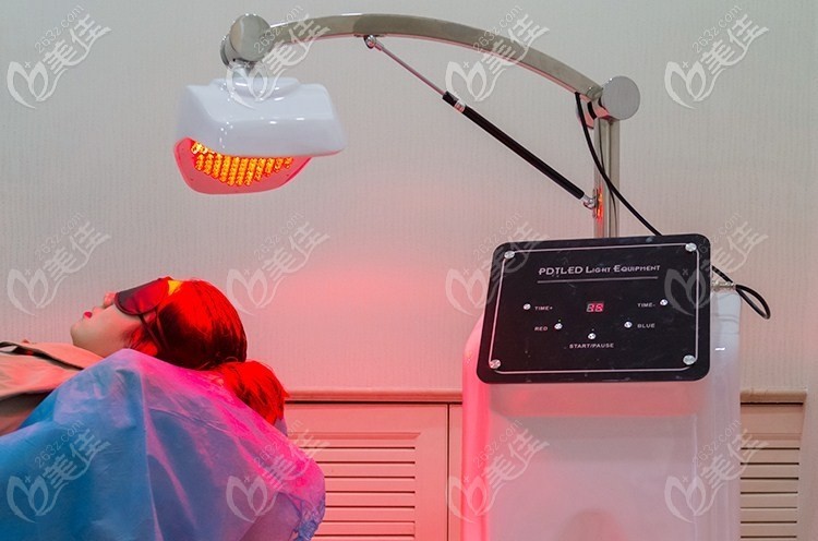 <!--<i data=20240703-sp></i>-->紅藍(lán)光治療脫發(fā)