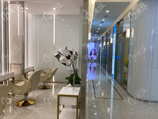 首瑞植發(fā)專注的照光理療室