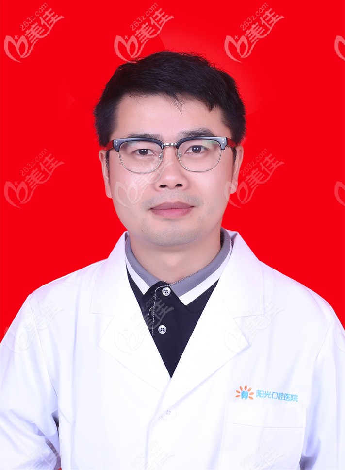 湖南岳陽陽光口腔醫(yī)院正畸醫(yī)生李志輝