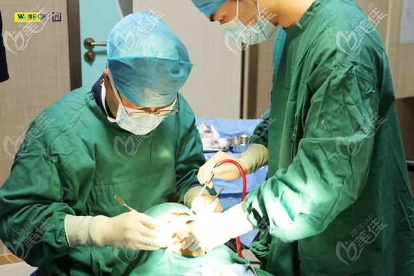 泉州維樂醫(yī)生為謝大叔做種植牙 泉州維樂醫(yī)生為謝大叔做種植牙