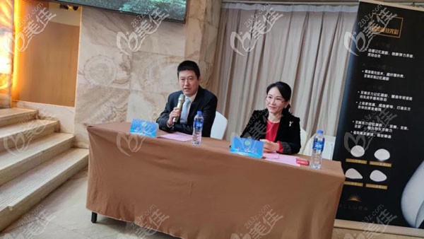 廣西整形美容行業(yè)協(xié)會副會長焦俊光主持會議講授環(huán)節(jié)議程