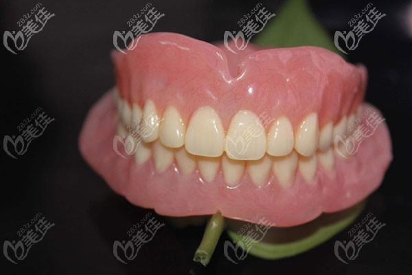 什么是全口吸附假牙