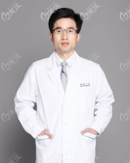 紹興柯橋牙科醫(yī)院醫(yī)療院長(zhǎng)——詹傳華 紹興柯橋牙科醫(yī)院醫(yī)療院長(zhǎng)——詹傳華