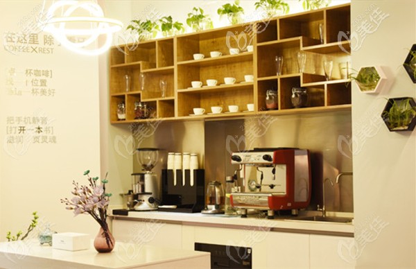 環(huán)球口腔的候診區(qū)域還配備有茶飲小吃