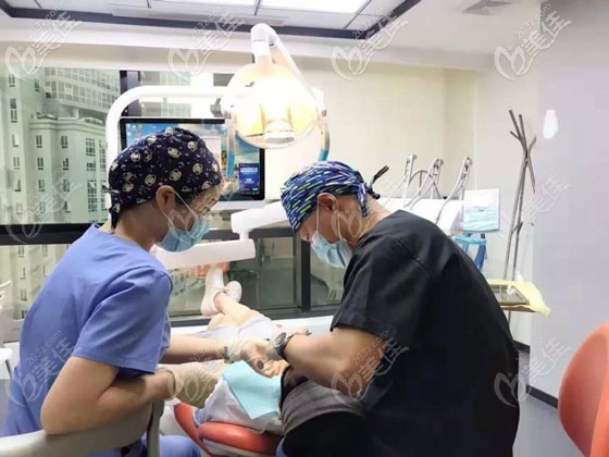 廣州馬瀧齒科鄒波院長(zhǎng)的日常工作照 廣州馬瀧齒科鄒波院長(zhǎng)的日常工作照