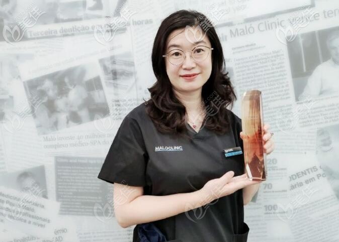 大連牙齒矯正孫院長是大連地區(qū)為數(shù)不多收到隱適美十周年紀念獎杯的醫(yī)生