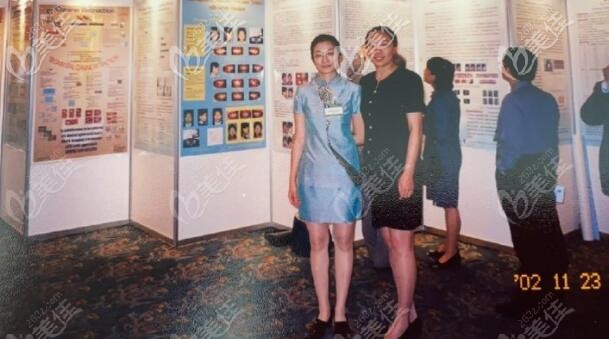 孫丹陽醫(yī)生（左）參加世界牙科聯(lián)盟大會