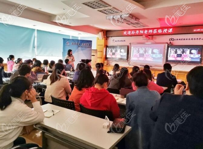 孫院長受貴陽<!--<i data=20240703-sp></i>-->腔醫(yī)院的邀請，去分享隱形矯正