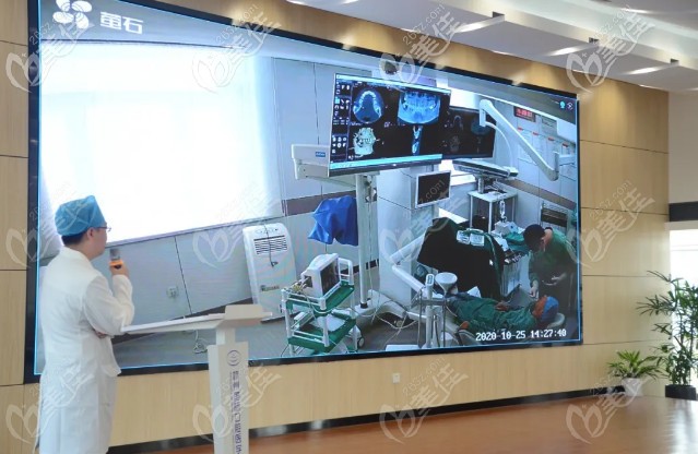 張春陽院長為顧客做種植牙的直播