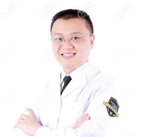 深圳麥芽口腔種植牙醫(yī)生羅維